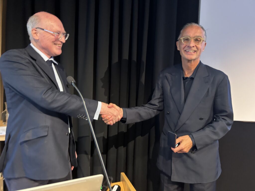 Aris Fioretos mottar Athenvännernas stora pris av Dag Mattsson, föreningens ordförande.